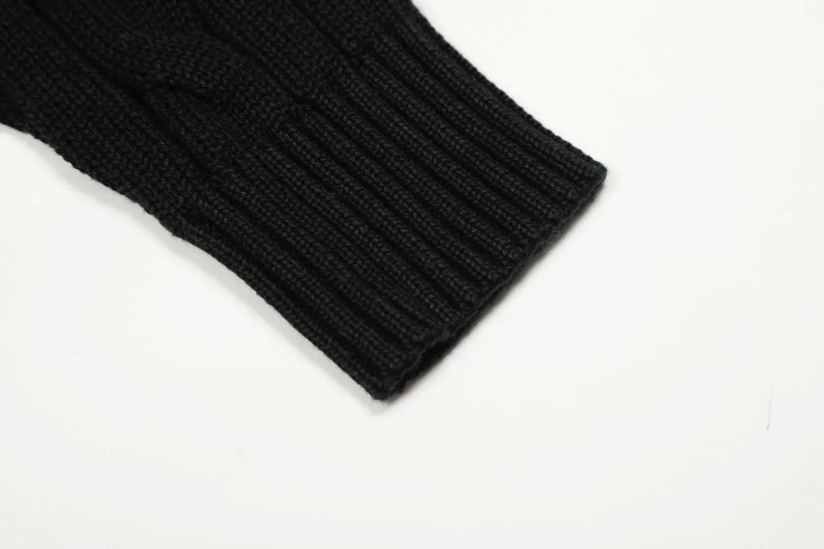 P220 Top quality" Style number: DS012# (not off the shelves all year round) [Ralph Lauren round neck solid color pony embroidered logo twist knitted sweater] ✅Ralph Lauren Ralph Lauren classic basic versatile unisex knitted pullover round neck sweater ✅Main supplier platform live broadcast Wholesale entity Replenish when out of stock Not off the shelf ✅ZP quality 1:1 version Scan the code to enter the GF website Counter quality ✅Detailed quality is the only one in Guangzhou Imported quality cotton yarn, focusing on high-end, cost-effective, good quality needless to say ✅The version is restored to the original order, the maximum size can be worn up to 190 pounds, loose, comfortable and stress-free ✅The upper body is simple and easy to match, ootd must-have style, good-looking clothes are never picky, a must-have in couples' wardrobes.
